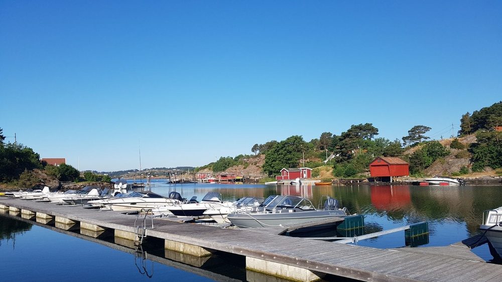 Bryggeanlegget med båter og naust.