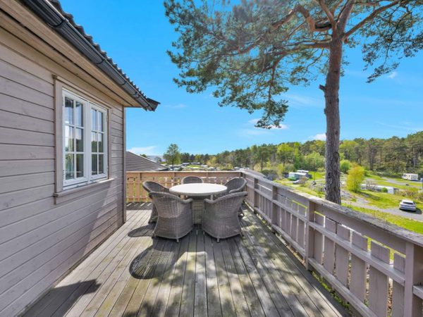 Terrasse med utsikt over campingplassen
