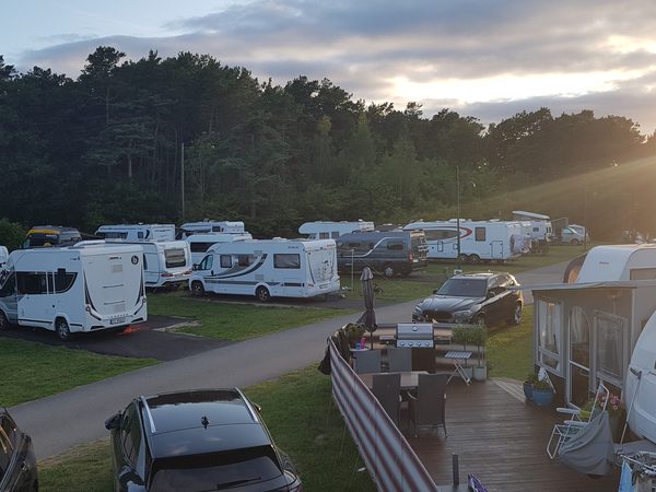 Bobilplassene i kveldssol