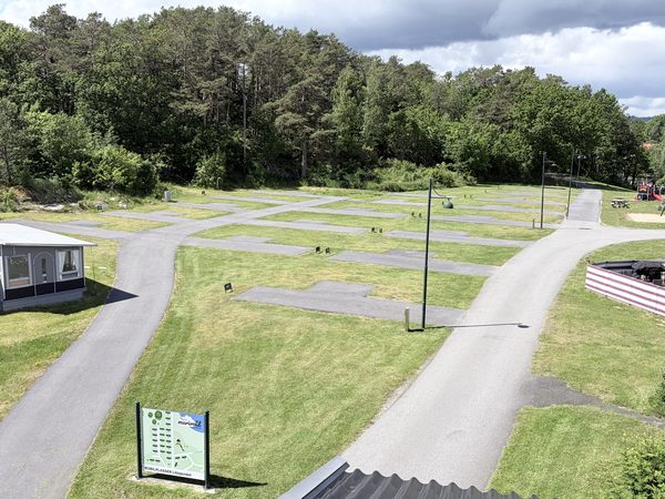 Asfalterte plasser med egen plen