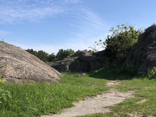 Sti mellom svabergene