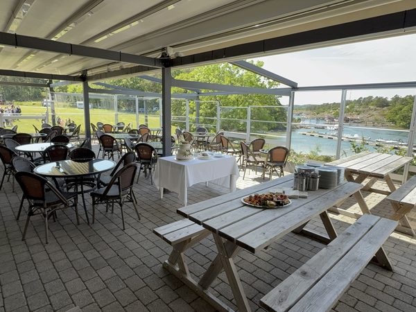 Langbord og runde bord mot sjøen