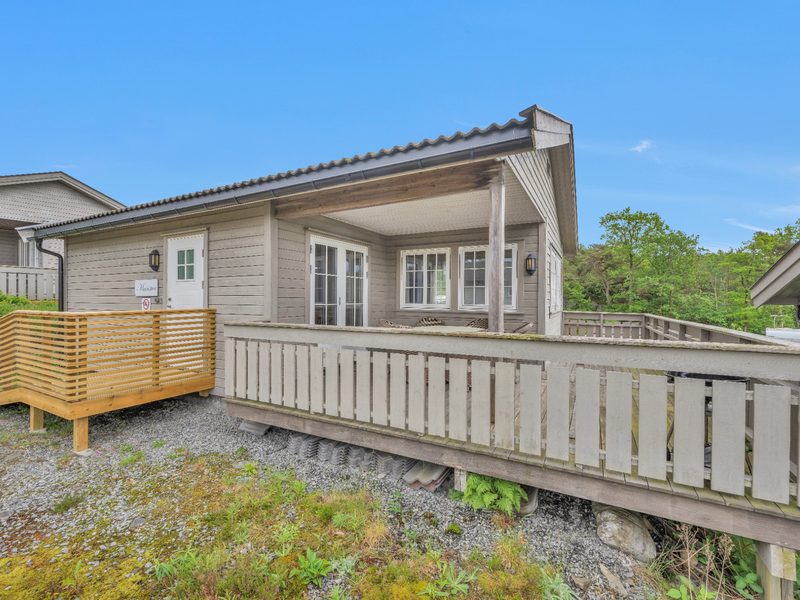 Hytta Maristua med overbygd terrasse.