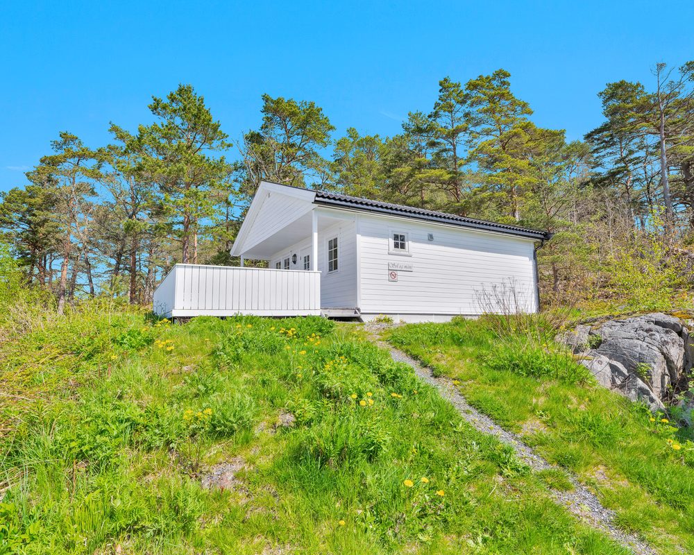 Hytta Sol og Måne på svaberget.