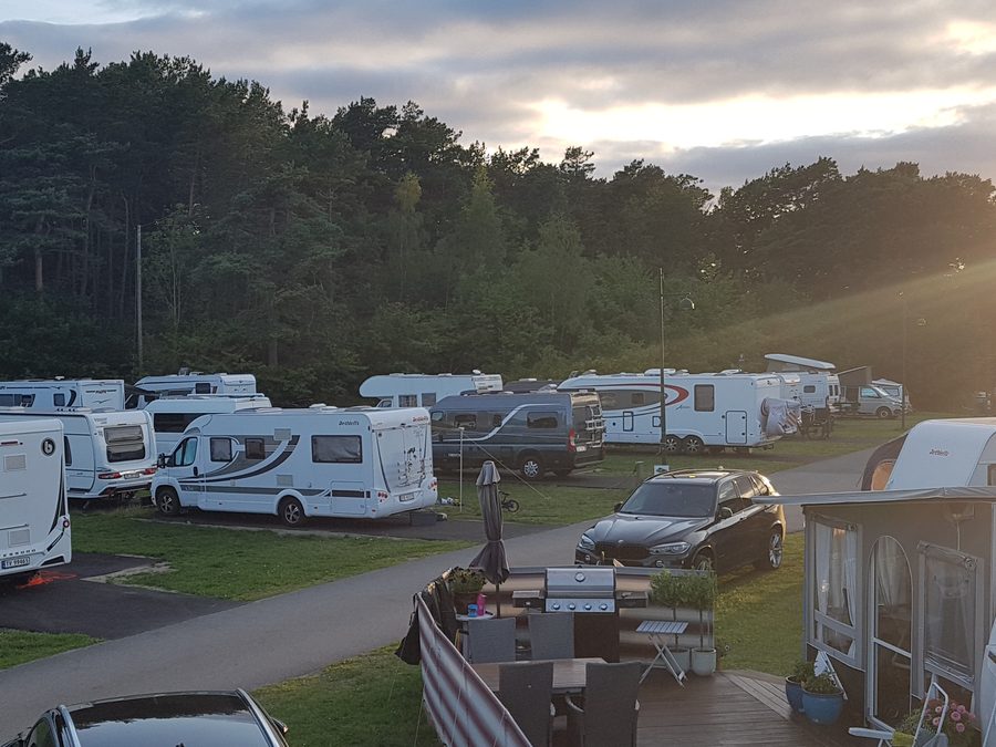 Bobilplassene på Lillejordet i kveldssol.
