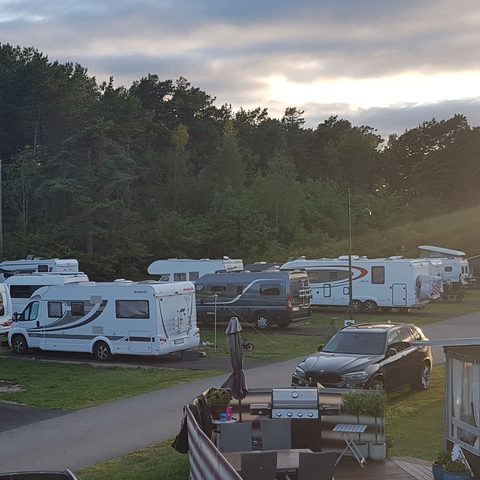 Bobiler på bobilplassene i kveldssol.