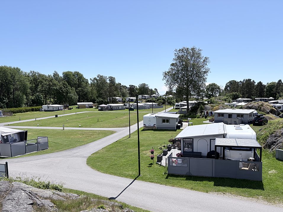Campingvogner med fortelt på Storejordet.